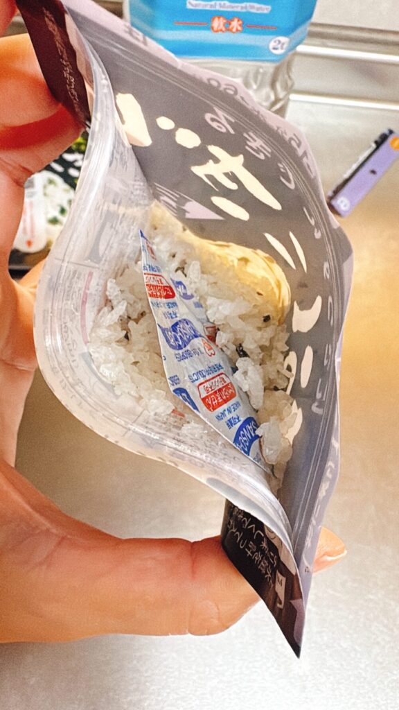 尾西食品の携帯おにぎり。袋をあけた写真。中にはアルファ米と脱酸素剤が入っている。