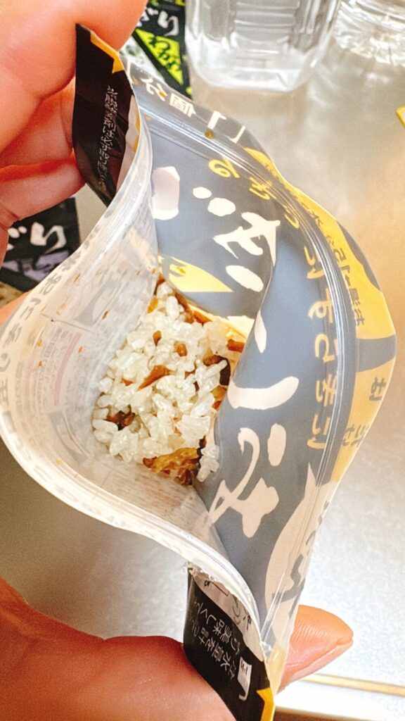 尾西食品の携帯おにぎり。開封後。