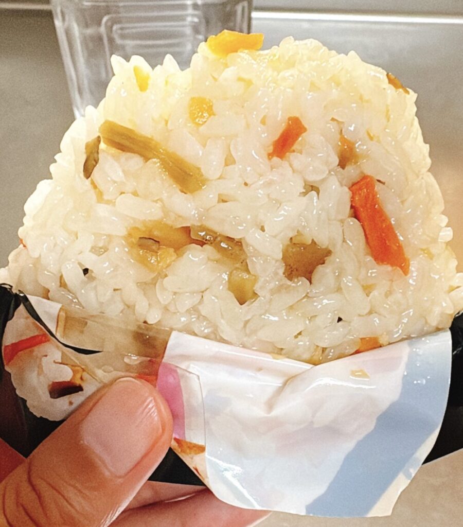 尾西食品の携帯おにぎり。五目おにぎりの料理後。