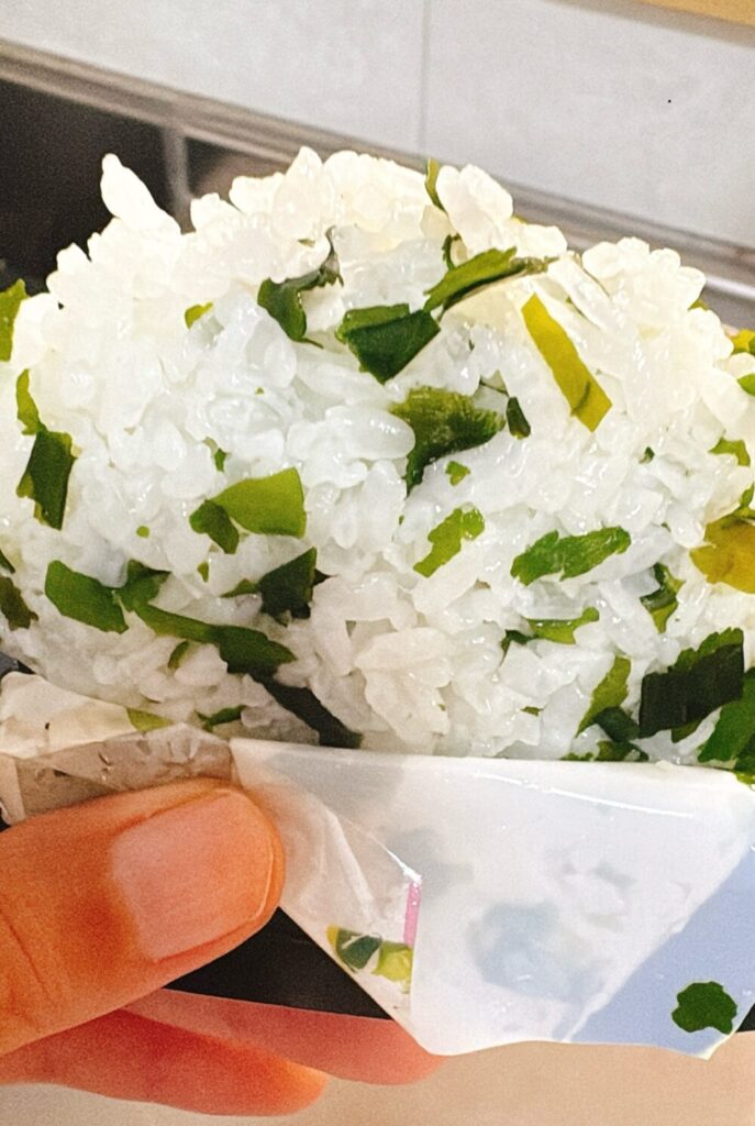 尾西食品の携帯おにぎり。わかめの料理後。