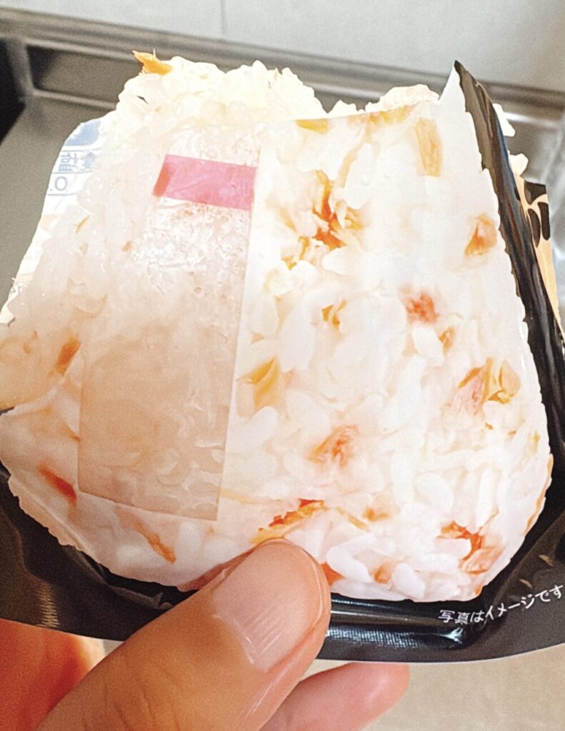 尾西食品の携帯おにぎり。鮭の料理後。
