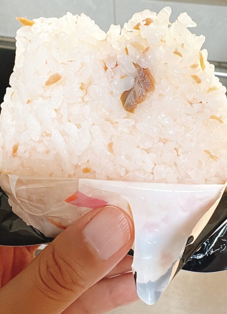 尾西食品の携帯おにぎり。鮭の料理後。