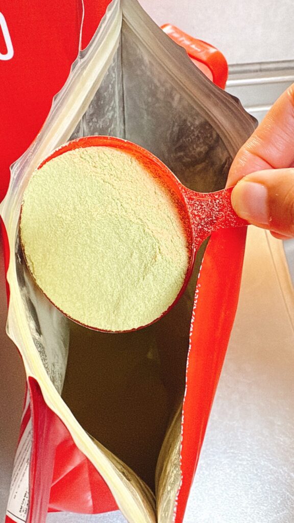 DNSプロテイン WHEY100 抹茶風味。たんぱく質補給に便利なホエイプロテインで、溶けやすく美味しさにこだわった商品。