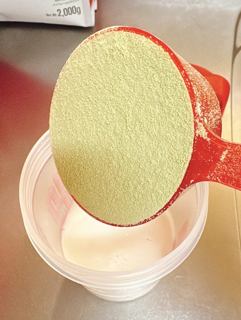 DNSプロテイン WHEY100 抹茶風味とアーモンドミルク。たんぱく質補給に便利なホエイプロテインで、溶けやすく美味しさにこだわった商品。