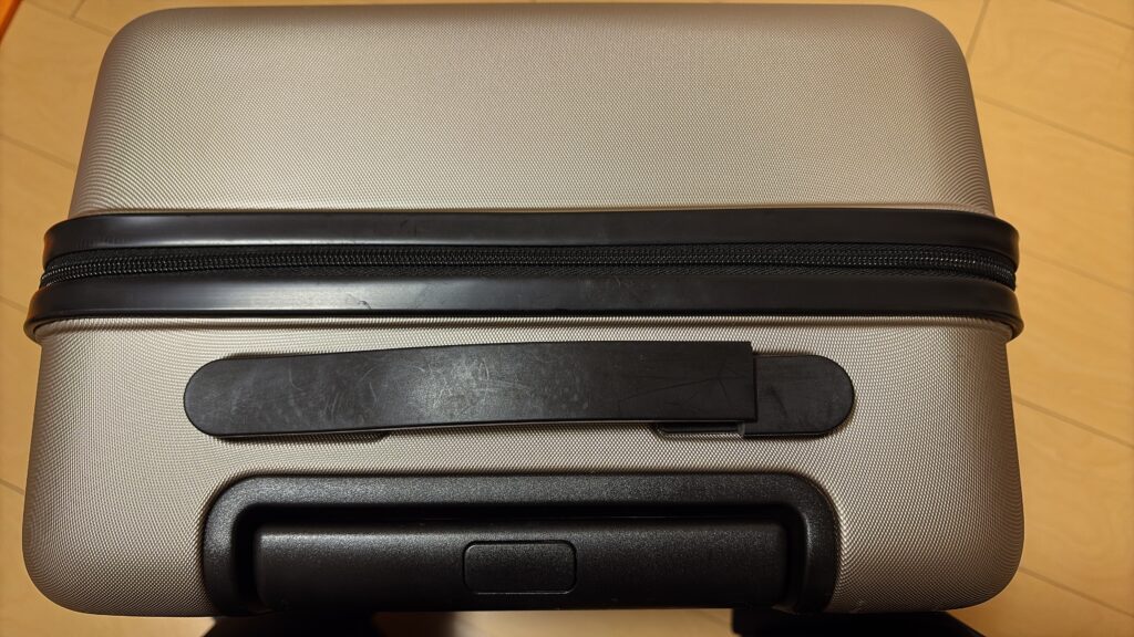 愛用している無印良品のキャリーバッグの画像。持ち手部分が割れてしまいました…