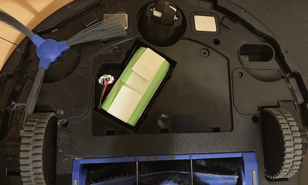 Eufyロボット掃除機のバッテリー交換方法 ②古いバッテリーを取り外す画像