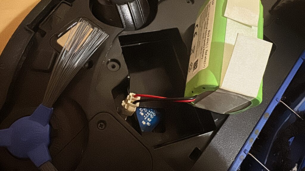 Eufyロボット掃除機のバッテリー交換方法 ②古いバッテリーを取り外す