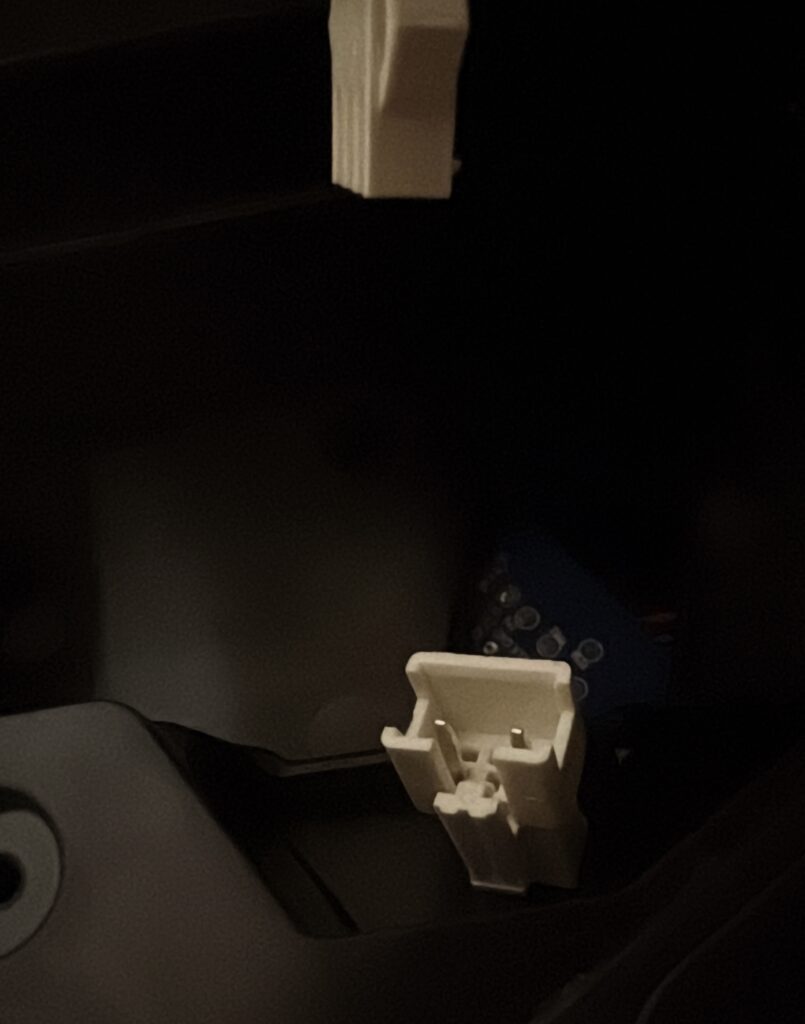 Eufyロボット掃除機のバッテリー交換方法 ②古いバッテリーを取り外す画像拡大2