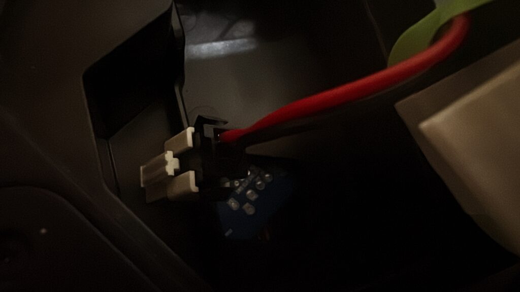 Eufyロボット掃除機のバッテリー交換方法 ③新しいバッテリーを取り付ける 拡大画像