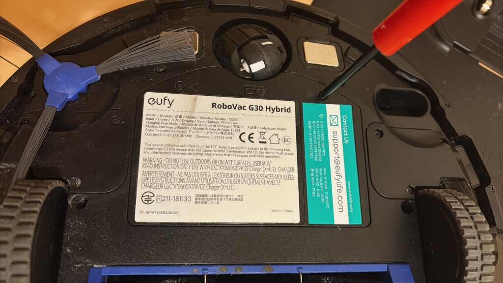 Eufyロボット掃除機のバッテリー交換方法 ③新しいバッテリーを取り付ける 蓋をネジで固定する画像