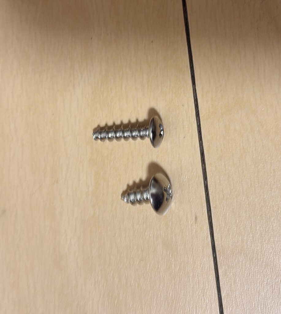 上:無印良品のキャリーバッグについていたネジ 下:新しく購入したハンドルに付属されていたネジ