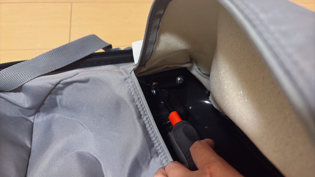 無印良品のキャリーバッグ。ネジを外し新しいパーツを取り付ける