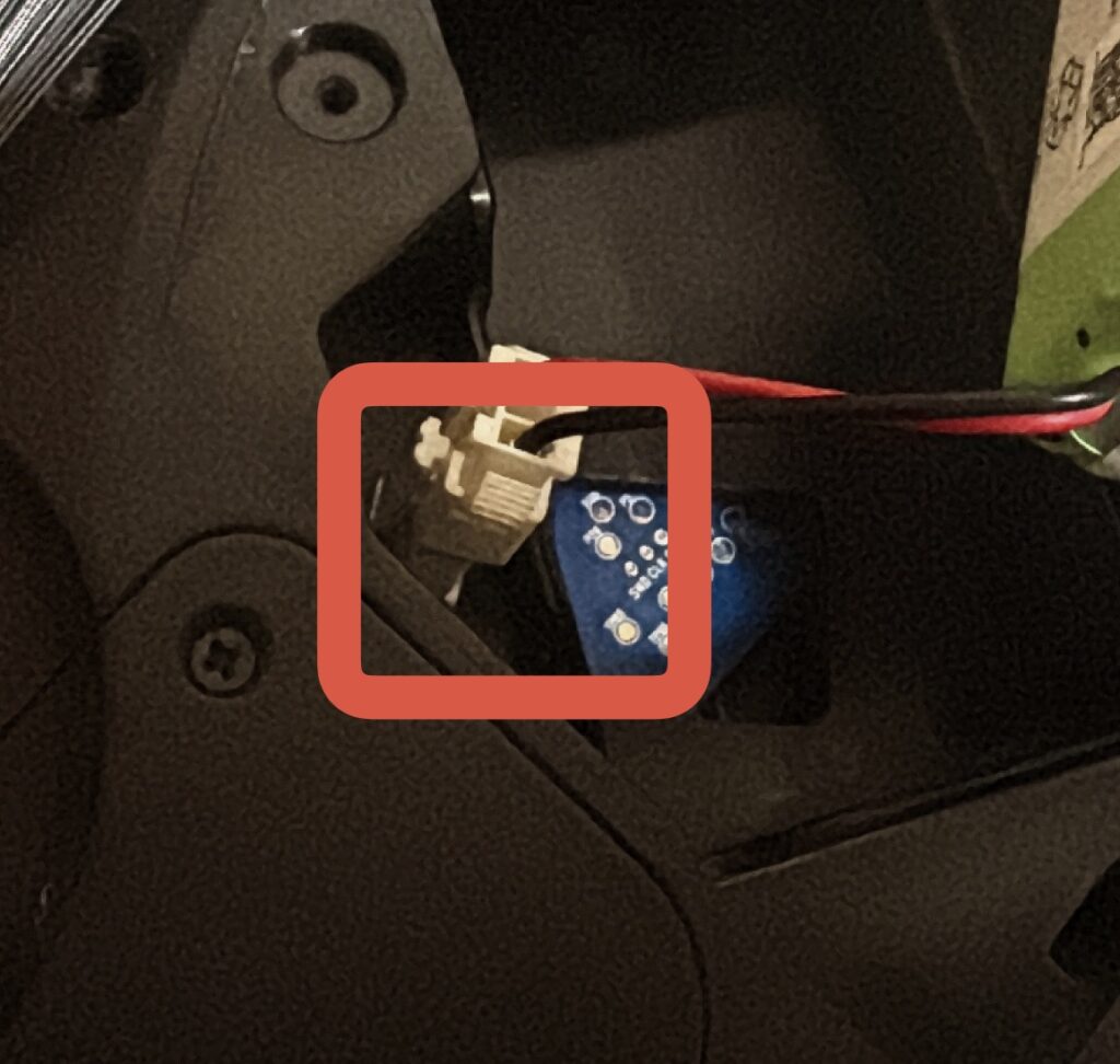 Eufyロボット掃除機のバッテリー交換方法 ②古いバッテリーを取り外す画像 拡大