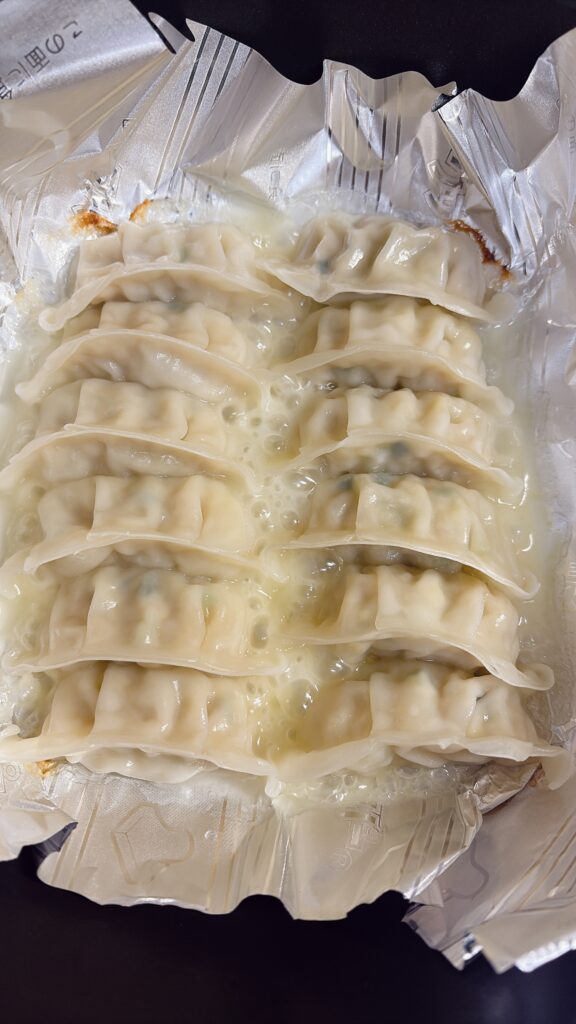 by Amazonで購入した冷凍ギョーザと味の素の冷凍ギョーザを焼いて比較した画像。