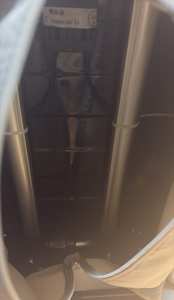 ストッパーのコードがキャスター部分に伸びている。ブレーキと連動しているため構造が複雑